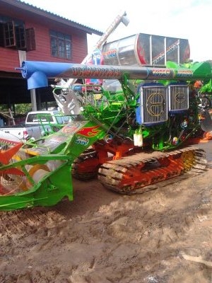 ต้องการขายรถเกี่ยวข้าวบางไทรการช่าง