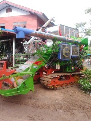 ต้องการขายรถเกี่ยวข้าวบางไทรการช่าง