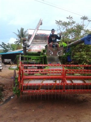 ต้องการขายรถเกี่ยวข้าวบางไทรการช่าง