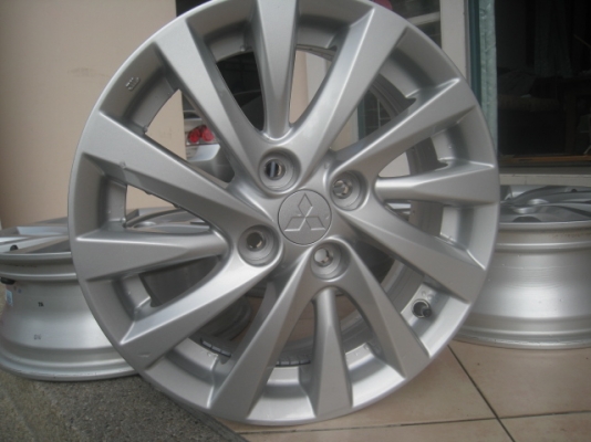 ขายล้อแม็กสภาพป้ายแดง Mitsu attrage 15"x5.5" et38 4รู100  สนใจติดต่อเล็กคลองสามครับ 081-3747940