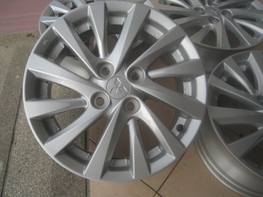 ขายล้อแม็กสภาพป้ายแดง Mitsu attrage 15"x5.5" et38 4รู100  สนใจติดต่อเล็กคลองสามครับ 081-3747940