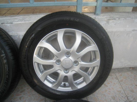 ขายล้อแม็กป้ายแดง Honda Amaze 14"x5" et50 4รู100 + ยางปี13 สนใจติดต่อเล็กคลองสามครับ 081-3747940