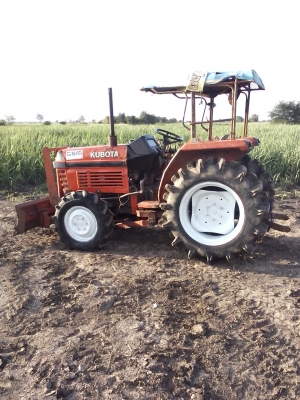 Kubota 2605 26 แรง สภาพสวย  ยางดียางสวย  เครื่องสวย เครื่องแน้น  แรงไม่มีตก เครื่องไม่ดัง เข้าเกียร์งาย  ไม่ดัง  มีใบดันหน้า  ขับเคลื่อน 4 ล้อ พวงมาลัยพาวเวอร์ สนใจตติดต่อ 089-9638932 อ.ชัยบาดาล จ.ลพบุรี ต.บัวชุม