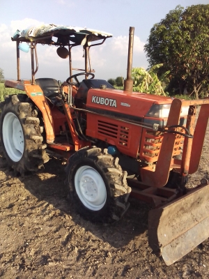 Kubota 2605 26 แรง สภาพสวย  ยางดียางสวย  เครื่องสวย เครื่องแน้น  แรงไม่มีตก เครื่องไม่ดัง เข้าเกียร์งาย  ไม่ดัง  มีใบดันหน้า  ขับเคลื่อน 4 ล้อ พวงมาลัยพาวเวอร์ สนใจตติดต่อ 089-9638932 อ.ชัยบาดาล จ.ลพบุรี ต.บัวชุม