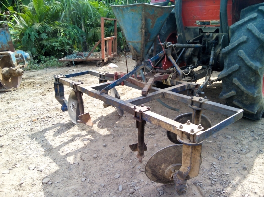 ผานยกร่อง และพรวนดิน ใส่ปุ๋ย3In1