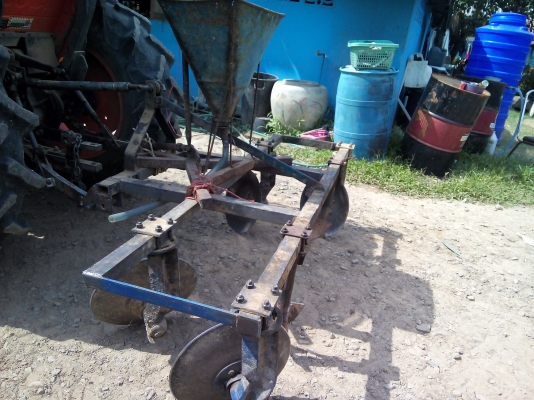 ผานยกร่อง และพรวนดิน ใส่ปุ๋ย3In1