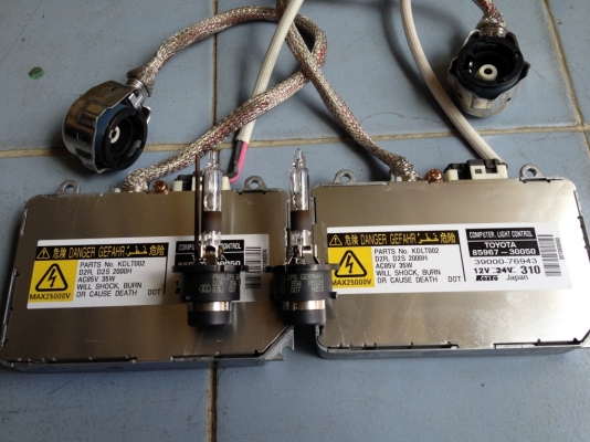 ไฟซีน่อน TOYOTA เเท้ JAPANหลอด D2สภาพใหม่มาก