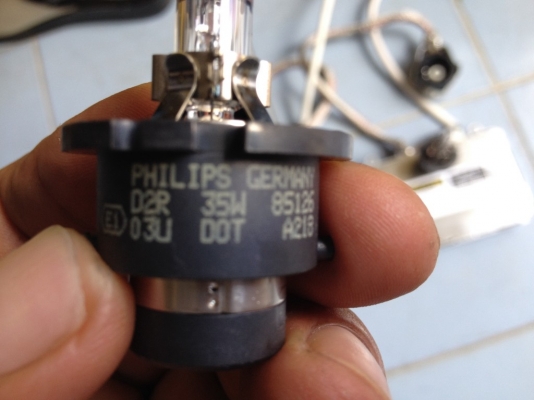 ไฟซีน่อน TOYOTA เเท้ JAPANหลอด D2สภาพใหม่มาก