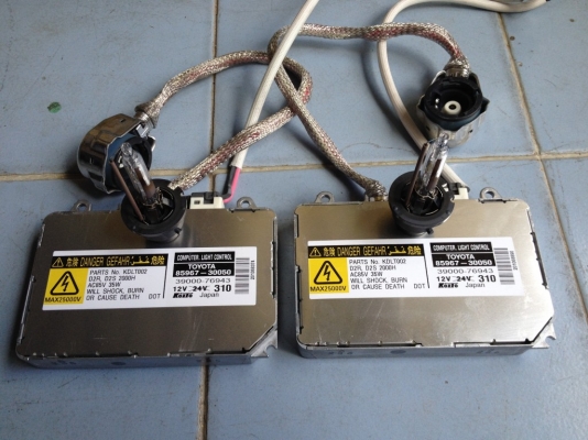 ไฟซีน่อน TOYOTA เเท้ JAPANหลอด D2สภาพใหม่มาก