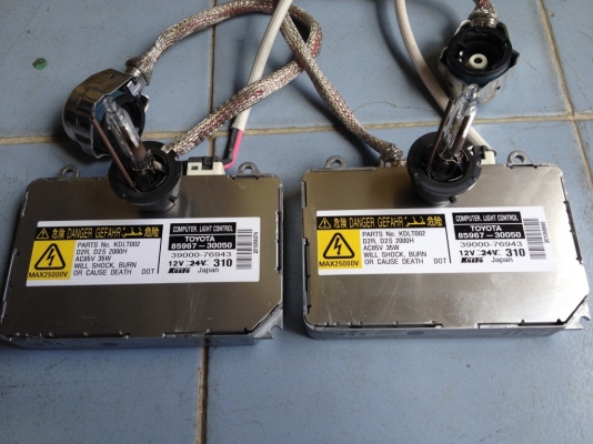 ไฟซีน่อน TOYOTA เเท้ JAPANหลอด D2สภาพใหม่มาก