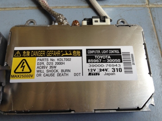 ไฟซีน่อน TOYOTA เเท้ JAPANหลอด D2สภาพใหม่มาก