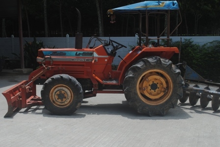 ขายรถไถ Kubota L1- 265 (4WD) พร้อมดันหน้าและผาน5 สภาพเดิมๆพร้อมใช้งาน ขายรถไถ Kubota L1- 265 (4WD) พร้อมดันหน้าและผาน5 สภาพเดิมๆพร้อมใช้งาน