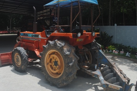 ขายรถไถ Kubota L1- 265 (4WD) พร้อมดันหน้าและผาน5 สภาพเดิมๆพร้อมใช้งาน ขายรถไถ Kubota L1- 265 (4WD) พร้อมดันหน้าและผาน5 สภาพเดิมๆพร้อมใช้งาน