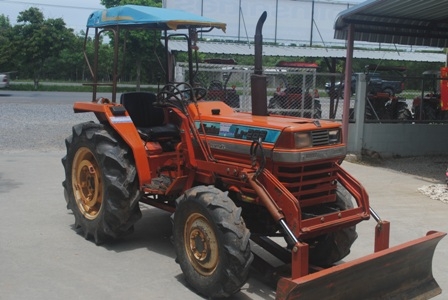 ขายรถไถ Kubota L1- 265 (4WD) พร้อมดันหน้าและผาน5 สภาพเดิมๆพร้อมใช้งาน