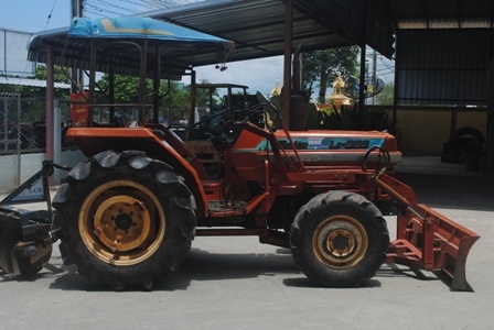 ขายรถไถ Kubota L1- 265 (4WD) พร้อมดันหน้าและผาน5 สภาพเดิมๆพร้อมใช้งาน ขายรถไถ Kubota L1- 265 (4WD) พร้อมดันหน้าและผาน5 สภาพเดิมๆพร้อมใช้งาน