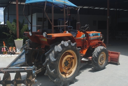 ขายรถไถ Kubota L1- 265 (4WD) พร้อมดันหน้าและผาน5 สภาพเดิมๆพร้อมใช้งาน ขายรถไถ Kubota L1- 265 (4WD) พร้อมดันหน้าและผาน5 สภาพเดิมๆพร้อมใช้งาน