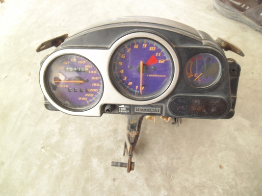 ไมล์เซอร์ปีโก้,พร้อมโคลง, ไฟหน้า