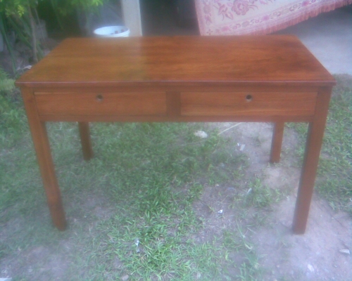 โต๊ะไม้สักรุ่นเก่า