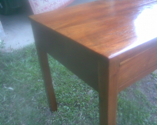 โต๊ะไม้สักรุ่นเก่า