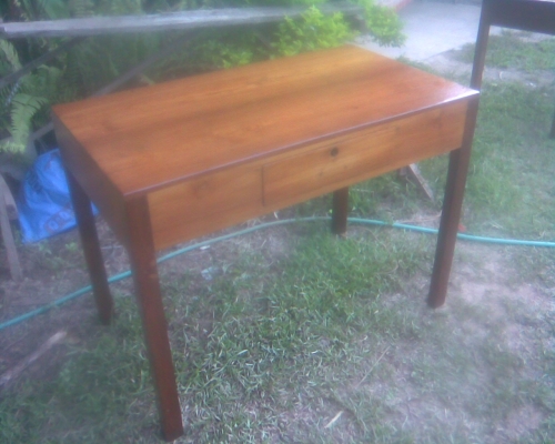 โต๊ะไม้สักรุ่นเก่า