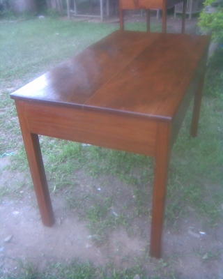 โต๊ะไม้สักรุ่นเก่า