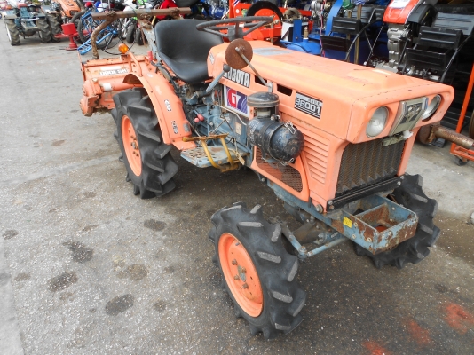 ขายถูกรถไถคูโบต้า รุ่น B6001 4WDเก่านอก คันนี้มาใหม่คับขายถูกๆ