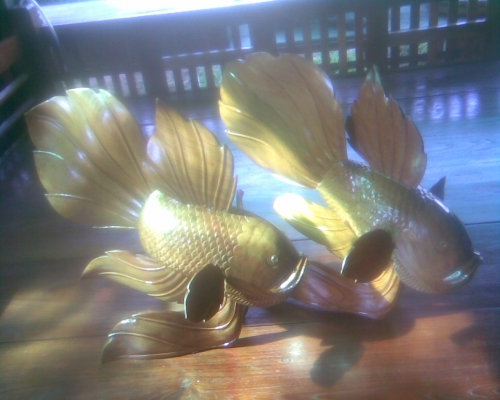 ปลากัดแกะสลักไม้สัก