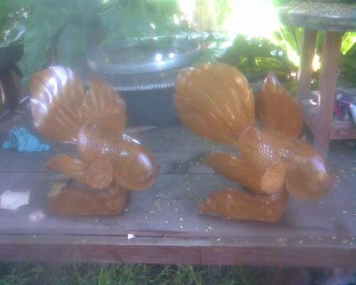 ปลากัดแกะสลักไม้สัก