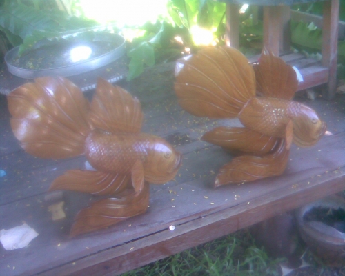 ปลากัดแกะสลักไม้สัก