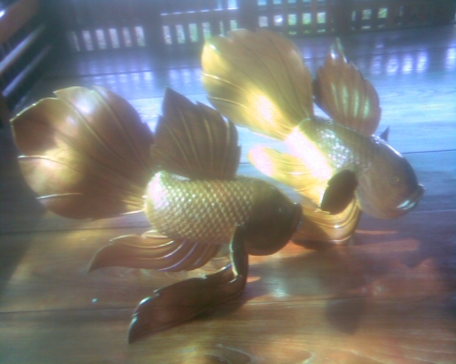 ปลากัดแกะสลักไม้สัก