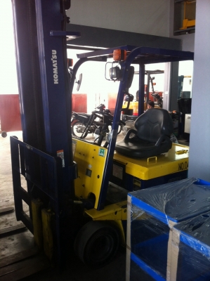 ขายรถยกไฟฟ้า นั่งขับ KOMATSU  ขนาด 2 ตัน พร้อมเครื่องชาร์ตไฟ  ราคาถูก  ติดต่อ เบียร์  094-4895646