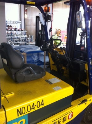 ขายรถยกไฟฟ้า นั่งขับ KOMATSU  ขนาด 2 ตัน พร้อมเครื่องชาร์ตไฟ  ราคาถูก  ติดต่อ เบียร์  094-4895646