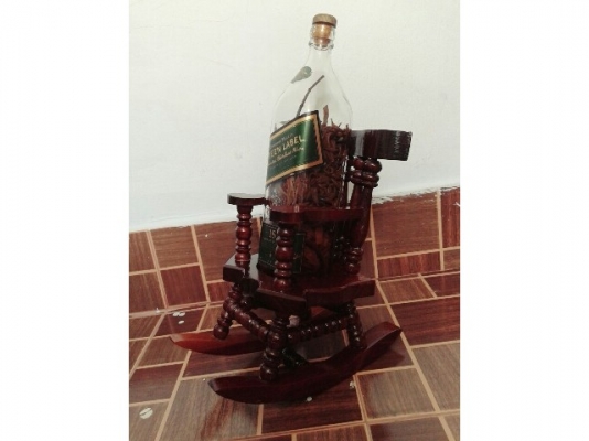 เก้าอี้ไม้โยก วางขวดเหล้าโชว์