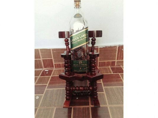 เก้าอี้ไม้โยก วางขวดเหล้าโชว์