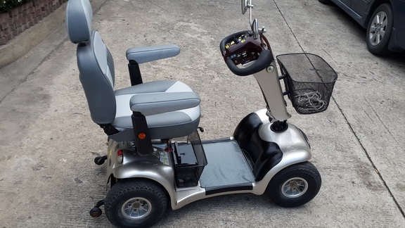 ขายด่วนๆรถไฟฟ้า 4 ล้อของคนแก่หรือคนพิการเพิ่งมาจากญี่ปุ่น