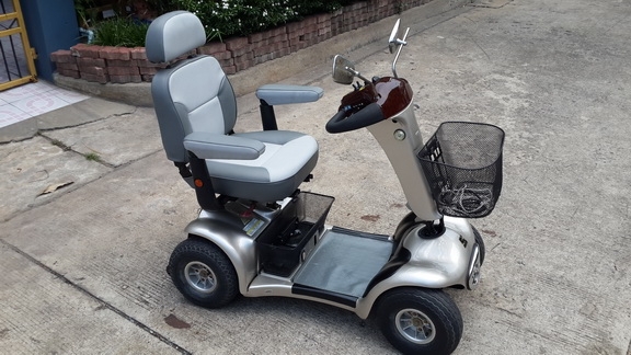 ขายด่วนๆรถไฟฟ้า 4 ล้อของคนแก่หรือคนพิการเพิ่งมาจากญี่ปุ่น