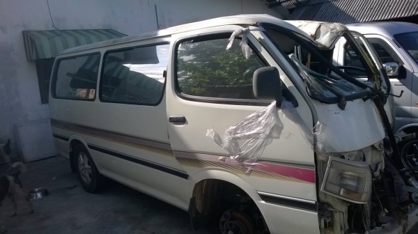 ขาย รถซาก HIACE หัวจรวด หลังคาเตี้ย