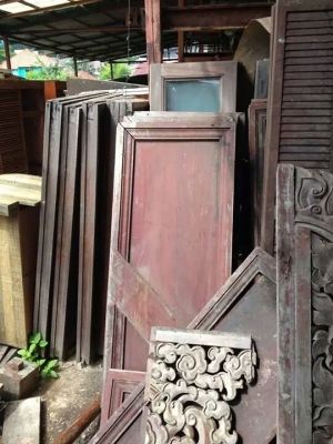 ขายไม้จั่วลูกฟักและปั้นลมไม้แดง รื้อมาจาก รี ภูเก็จ