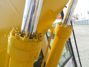 รถขุด Komatsu PC150NHD-5K  นำเข้าเองจากอิตาลีค่ะ สนใจโทร. 080-6565422 (หนิง)