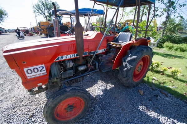 AUC Code 002 แทรกเตอร์ เก่านอก kubota  รุ่น TL2601 ราคาเริ่มต้นการประมูล 30,000 บาท