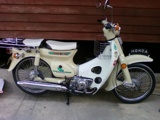 Honda C70 สีครีม สวยเงาๆครับ