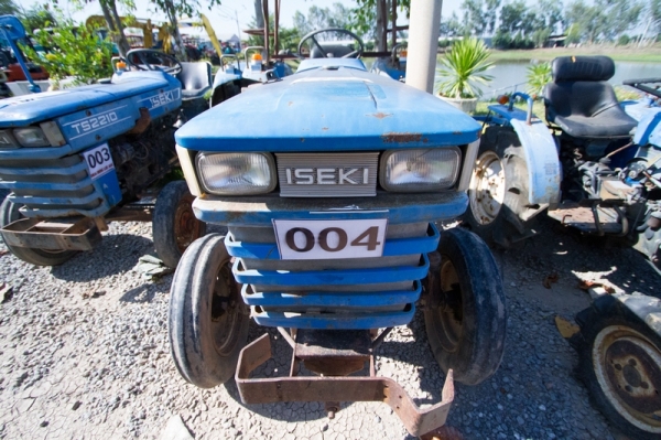 AUC Code 003 แทรกเตอร์ เก่านอก ISEKI  รุ่น 2210 ราคาเริ่มต้นการประมูล 35,000 บาท