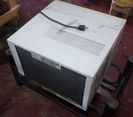 แอร์หน้าต่าง รุ่นเก่า ยี้ห้อ MITSUBISHI ELECTRIC ลองแล้วยังพอเย็น ขายถูก แอร์หน้าต่าง รุ่นเก่า ยี้ห้อ MITSUBISHI ELECTRIC ลองแล้วยังพอเย็น ขายถูก