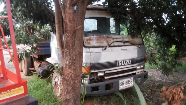 **380,000 บ.ต่อรอง**ขาย10ล้อท้ายลาดขึ้น200 ISUZU TX วางหัวROCKY(ใบคุม) เครื่องHO7C 185แรง(ใบคุม) เครื่องแน่น เกียร์ดี ช่วงล่างคานหน้าใหญ่ เพลาเดียวFUSO เดิมใส่2เพลาถอดออก1เพลามีแถมให้เอาไปใส่เอง คัสซีพอได้ มีบวมบ้าง ซับแล้วแล้ว หางสภาพพอใช้ หัวเก๋งโอเคภาย