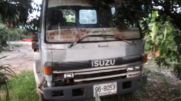 **380,000 บ.ต่อรอง**ขาย10ล้อท้ายลาดขึ้น200 ISUZU TX วางหัวROCKY(ใบคุม) เครื่องHO7C 185แรง(ใบคุม) เครื่องแน่น เกียร์ดี ช่วงล่างคานหน้าใหญ่ เพลาเดียวFUSO เดิมใส่2เพลาถอดออก1เพลามีแถมให้เอาไปใส่เอง คัสซีพอได้ มีบวมบ้าง ซับแล้วแล้ว หางสภาพพอใช้ หัวเก๋งโอเคภาย