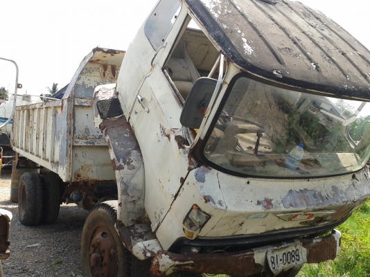 ขายรถ 6 ล้อ HINO KR 700 / เครื่อง WO6D ( มี 2 คัน ราคา 230000 บาท ดั้ม 1 คัน ไม่ดั้ม 1 คัน )