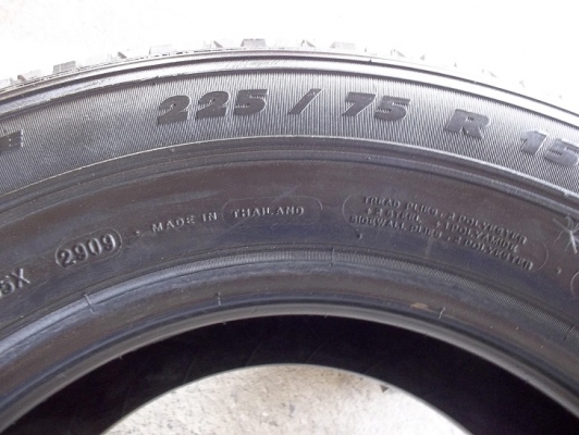 ขายยาง 225-75-15  มิชลิน  ปี09 ดอกสวย 4 เส้น