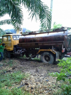 รถน้ำ HINO KR320 ถังประมาณ6000ลืตร  รถพร้อมใช้รถเดิมๆ เครื่องดี คัสซีสวยดีไม่มีปัญหา..มีเล่มทะเบียน..