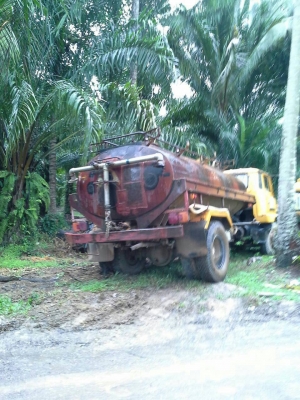 รถน้ำ HINO KR320 ถังประมาณ6000ลืตร  รถพร้อมใช้รถเดิมๆ เครื่องดี คัสซีสวยดีไม่มีปัญหา..มีเล่มทะเบียน..