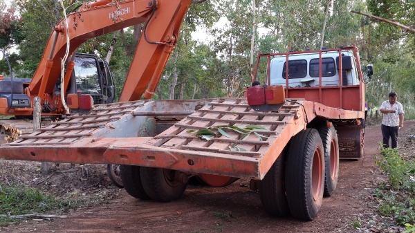 ขายด่วนเทรนเลอร์หางปลา10ล้อเพลาเดียวเครื่องPD6 190แรงเข็นแบคโฮ200สบายโทร0843923995